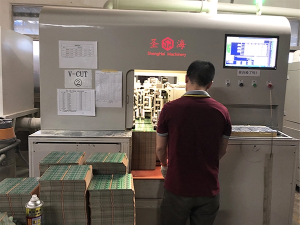 自动V割机